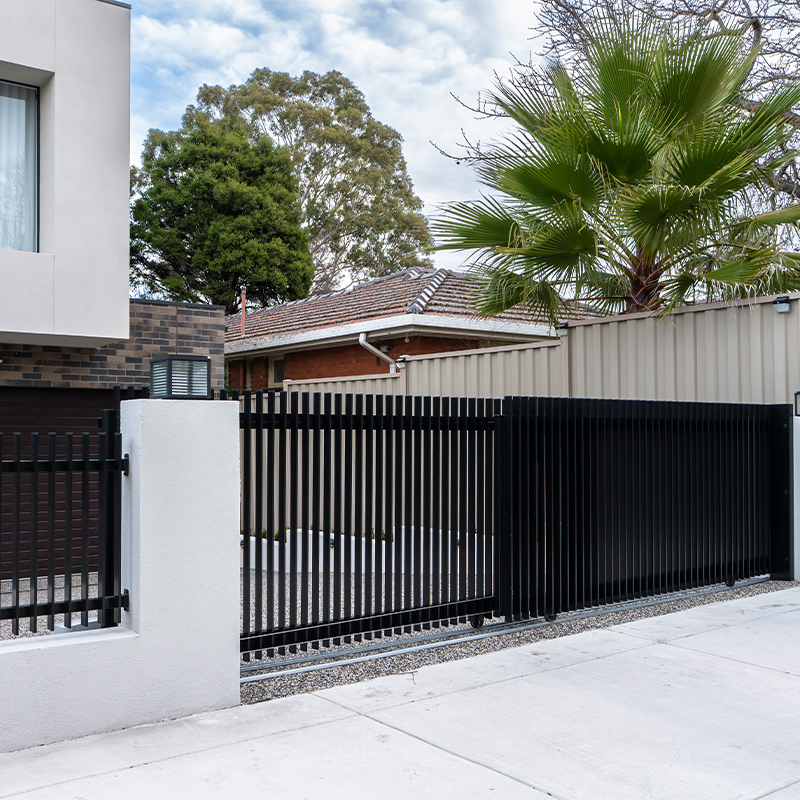 Linea -Vertical Blade Sliding Gate